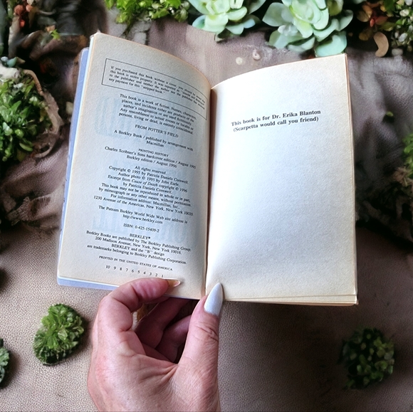 ๐3/$30 Sale!Mix & Match๐ From Potter's Field by Patricia Cornwell - Picture 3 of 3